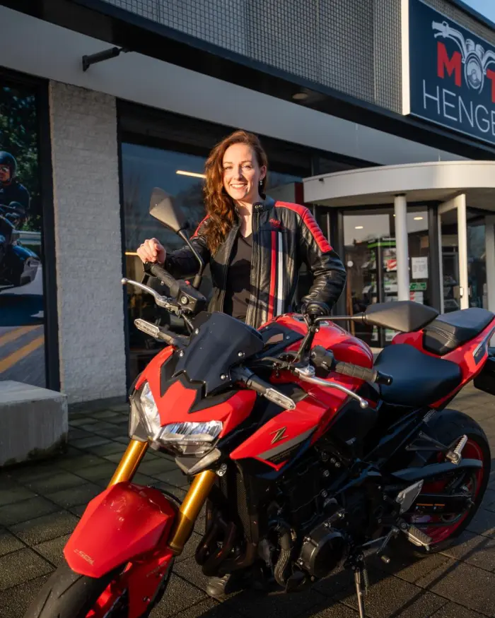 Nikki - Verkoop kleding, helmen en accessoires bij Moto Hengelo