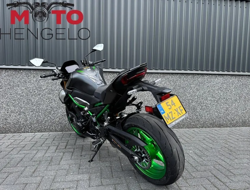 Kawasaki Z900 SE PERFORMANCE AKRAPOVIC