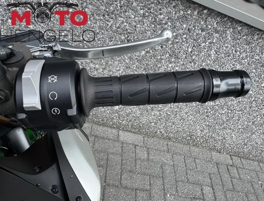 Kawasaki Z900 SE PERFORMANCE AKRAPOVIC