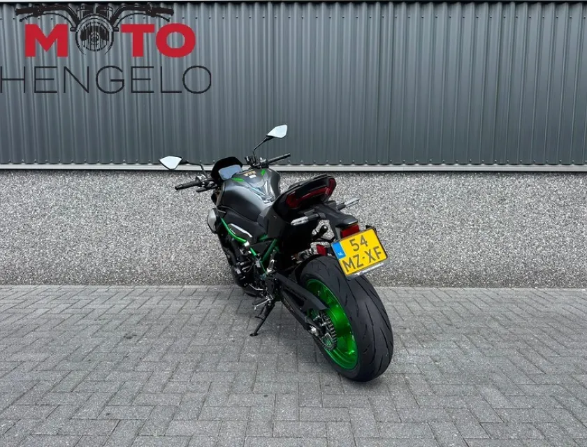 Kawasaki Z900 SE PERFORMANCE AKRAPOVIC