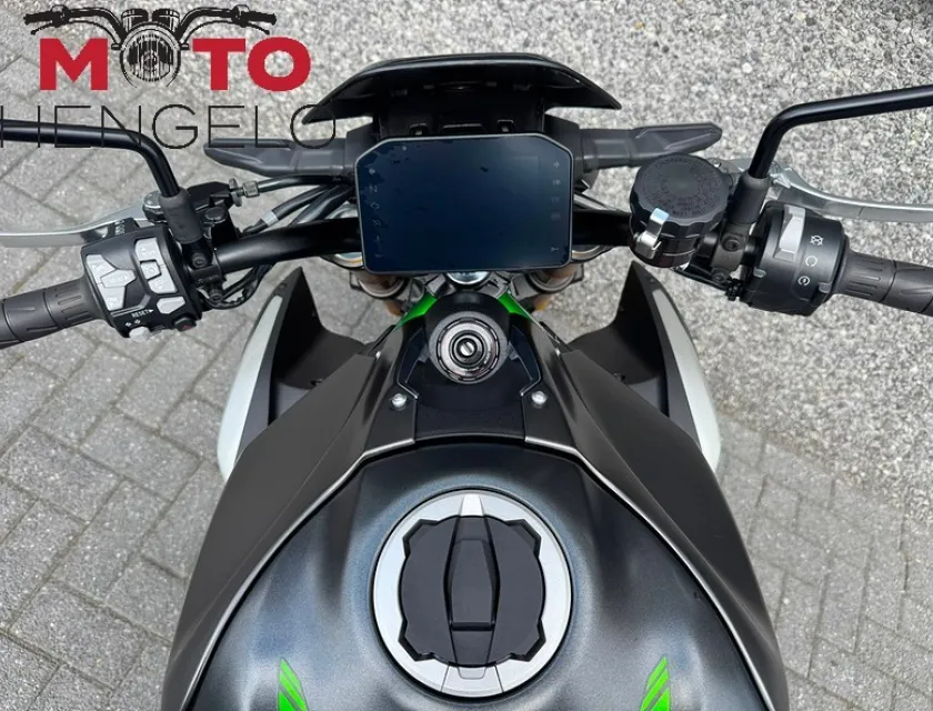 Kawasaki Z900 SE PERFORMANCE AKRAPOVIC