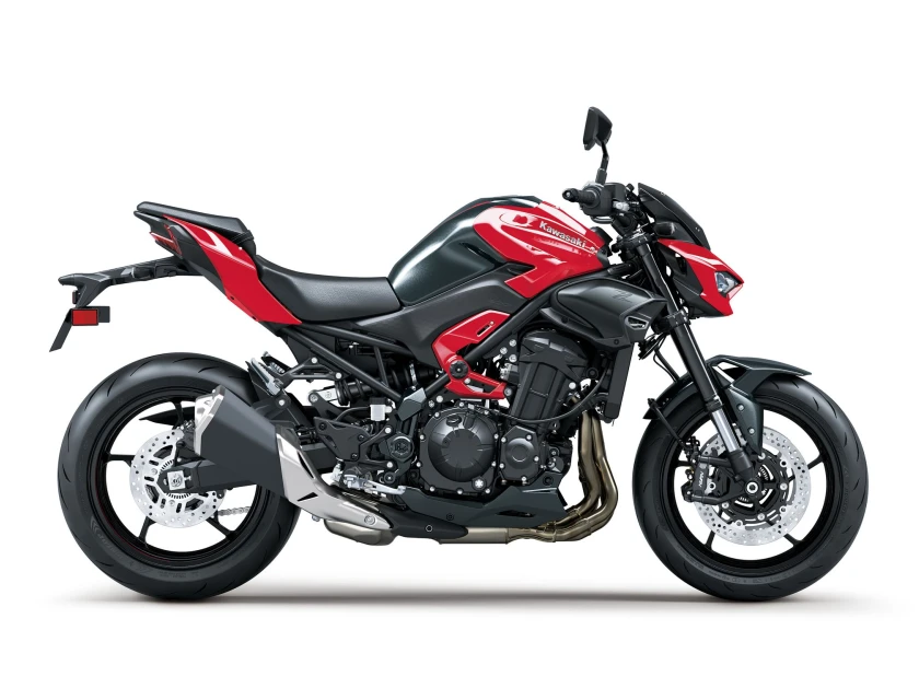 Kawasaki Z900 Candy Persimmon Red / Metallic Carbon Gray